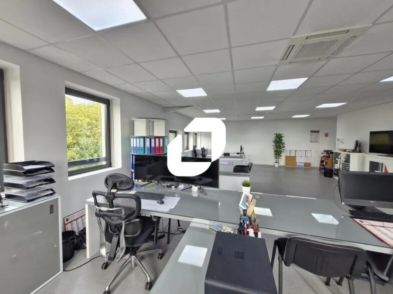 Bureau dans Bussy-Saint-Georges à vendre - Photo de l’immeuble – Image 3 sur 7