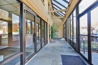 200 Carleton Ave, East Islip, NY à louer Photo intérieure– Image 2 sur 3