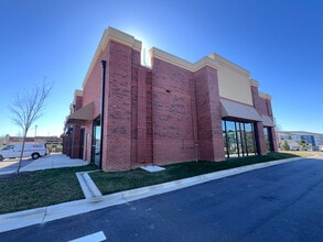 911 Gateway Commons Cir, Wake Forest, NC à louer Photo de l’immeuble– Image 2 sur 3