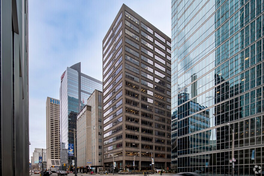 155 University Ave, Toronto, ON à louer - Photo de l’immeuble – Image 2 sur 10