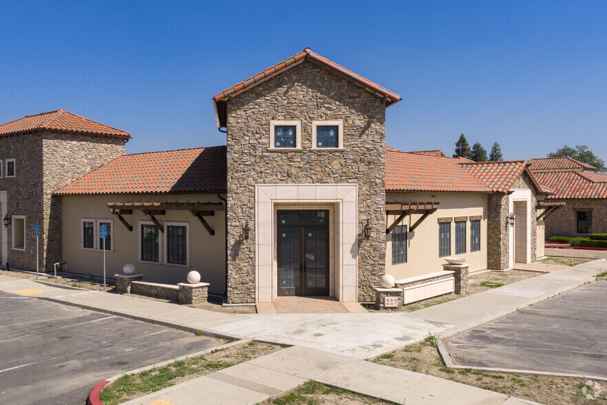 227 E Caldwell Ave, Visalia, CA à vendre - Photo principale – Image 1 sur 14
