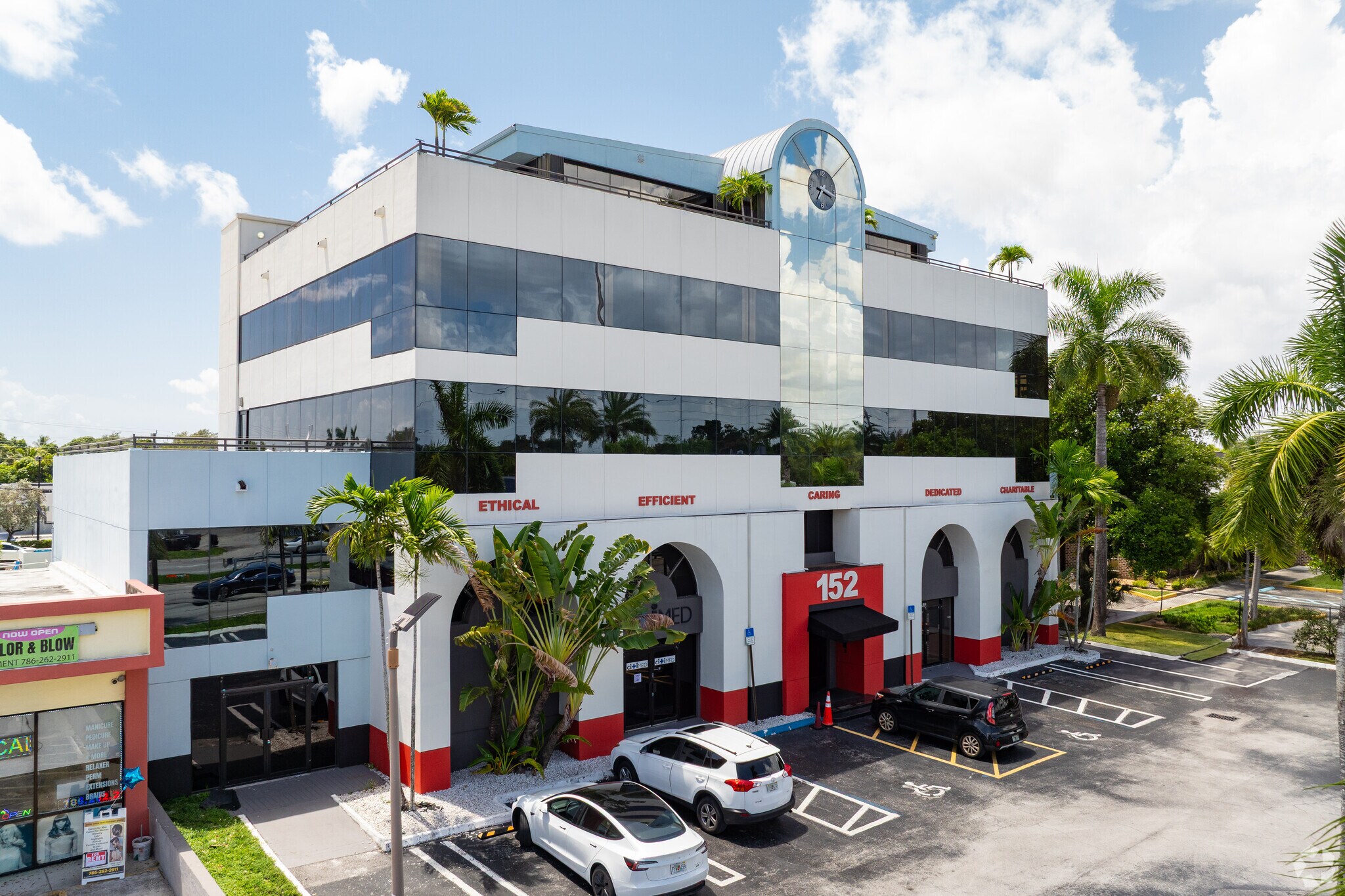 152 Ne 167th St, Miami, FL à louer Photo principale– Image 1 sur 36