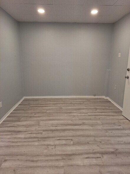 100 Larchwood Dr, Largo, FL à louer - Photo intérieure – Image 3 sur 8