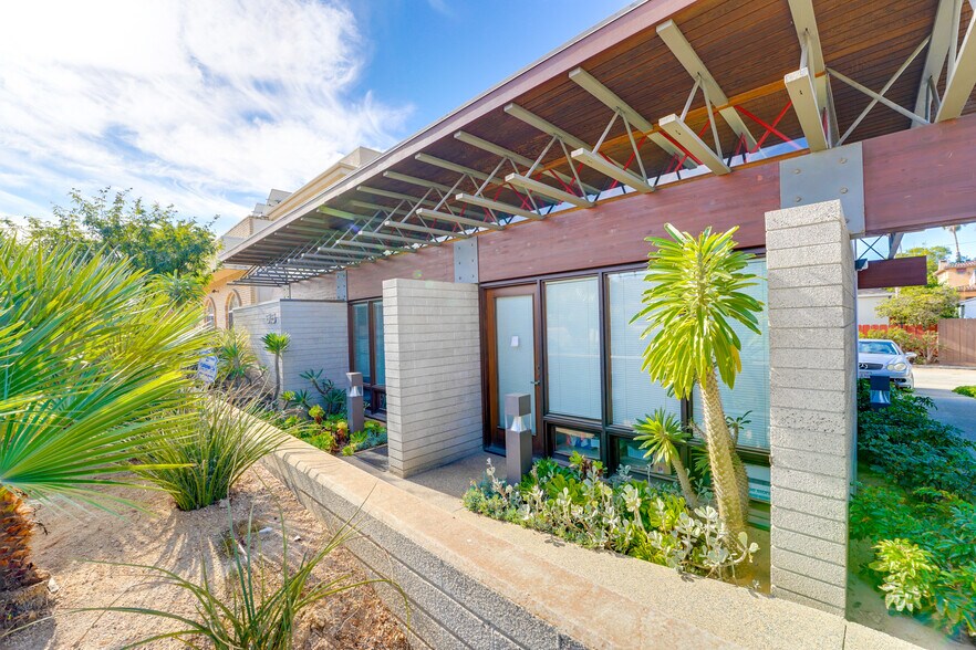 527 N Highway 101, Solana Beach, CA à louer - Photo de l’immeuble – Image 3 sur 3