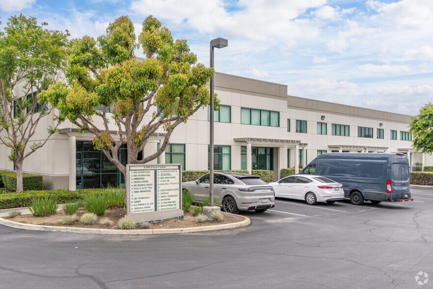 3100 E Cedar St, Ontario, CA à louer - Photo de l’immeuble – Image 2 sur 12