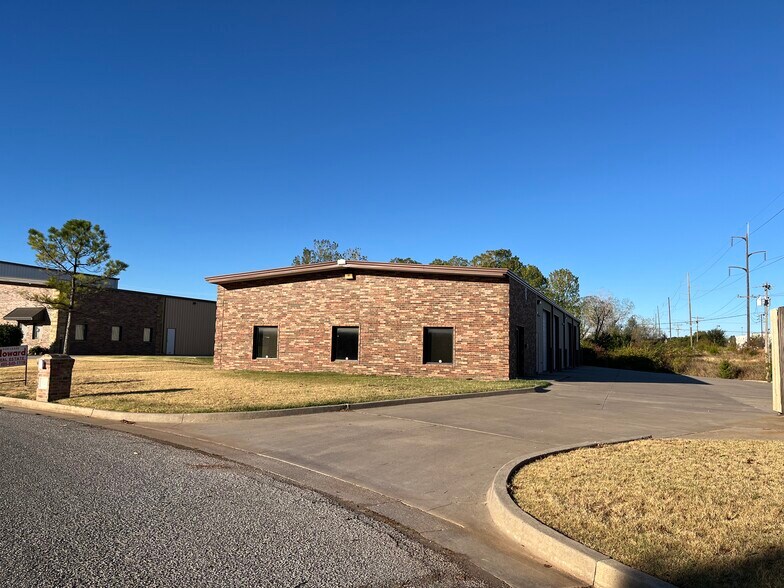 8213 Glade Ave, Oklahoma City, OK à louer - Photo de l’immeuble – Image 2 sur 8