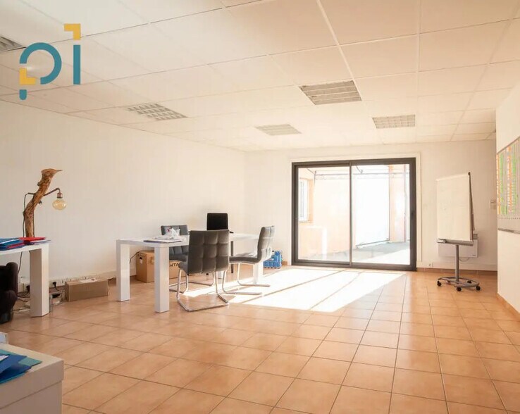 Local commercial dans Saint-Cannat à louer - Photo de l’immeuble – Image 1 sur 5