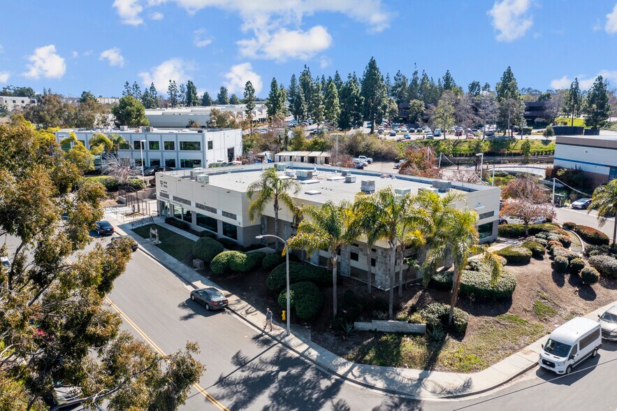 5601 Palmer Way, Carlsbad, CA à louer - Photo principale – Image 1 sur 23