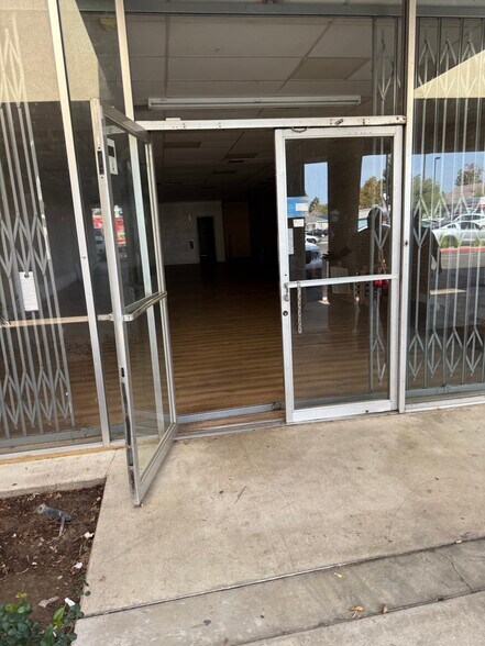 2203-2309 Brundage Ln, Bakersfield, CA à louer - Photo de l’immeuble – Image 2 sur 7