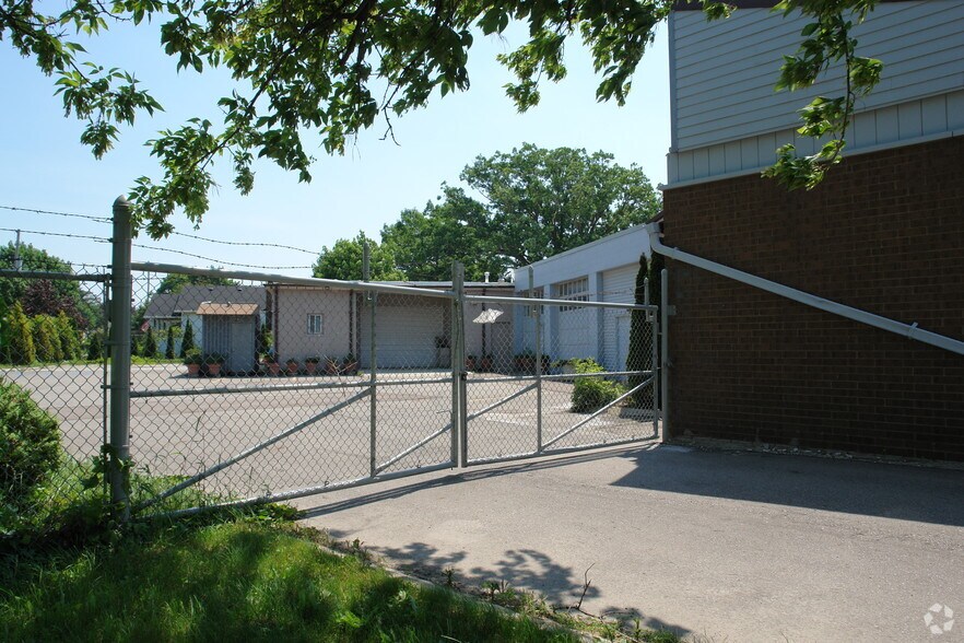 2000 Turner St, Lansing, MI à vendre - Photo de l’immeuble – Image 2 sur 33