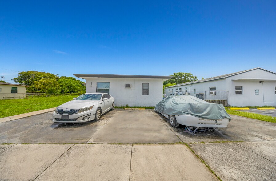 832 NW 10th St, Hallandale Beach, FL à vendre - Photo de l’immeuble – Image 2 sur 24
