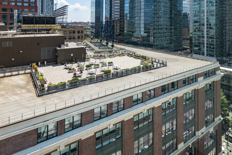 27-01 Queens Plz N, Long Island City, NY à louer - Photo de l’immeuble – Image 3 sur 4