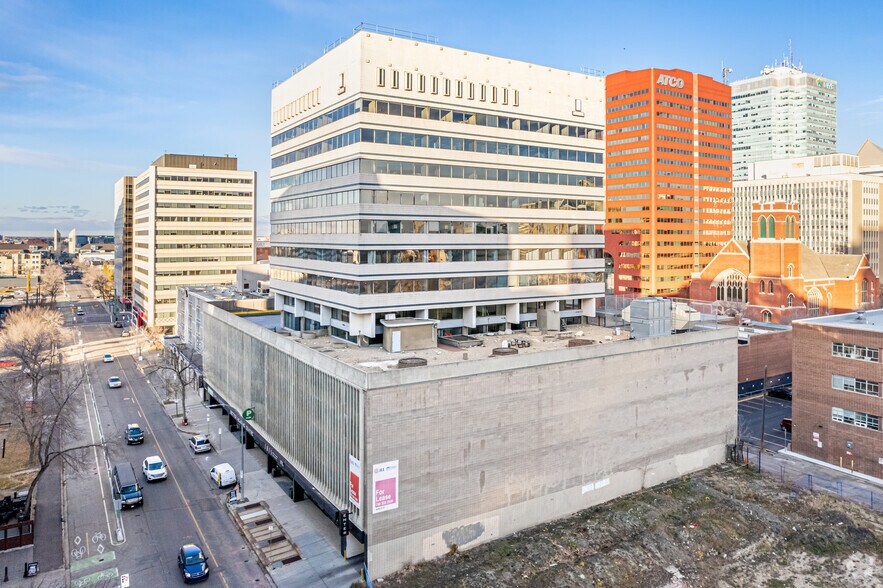 10025 106th St NW, Edmonton, AB à louer - Photo de l’immeuble – Image 3 sur 7