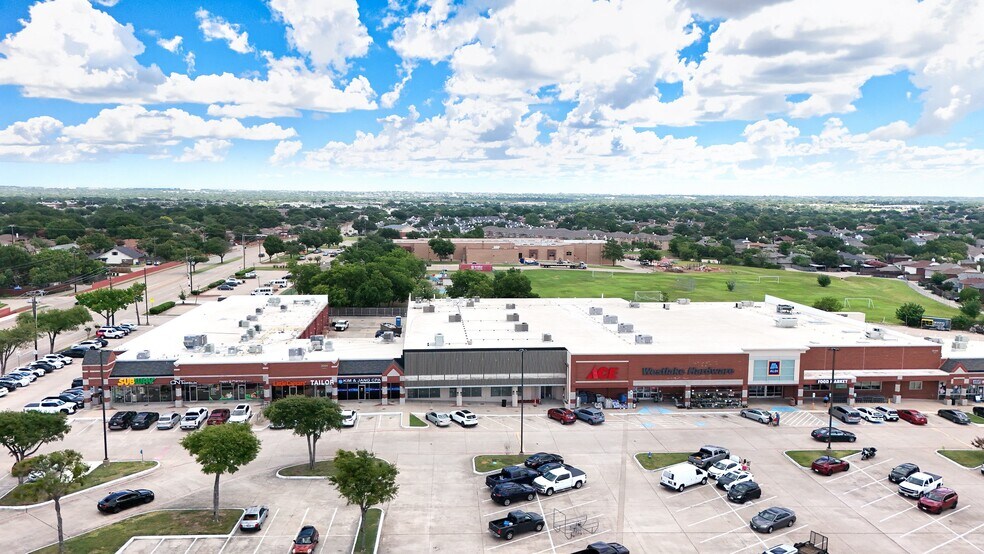 3044 Old Denton Rd, Carrollton, TX à louer - Photo de l’immeuble – Image 3 sur 7