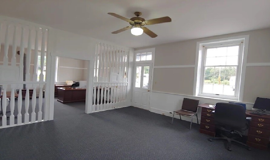 249 Railroad Ave, Bird In Hand, PA à louer - Photo de l’immeuble – Image 1 sur 4