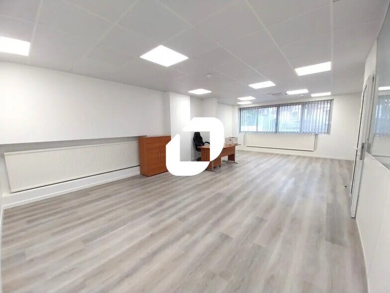 Bureau dans Neuilly-sur-Marne à louer - Photo de l’immeuble – Image 3 sur 9