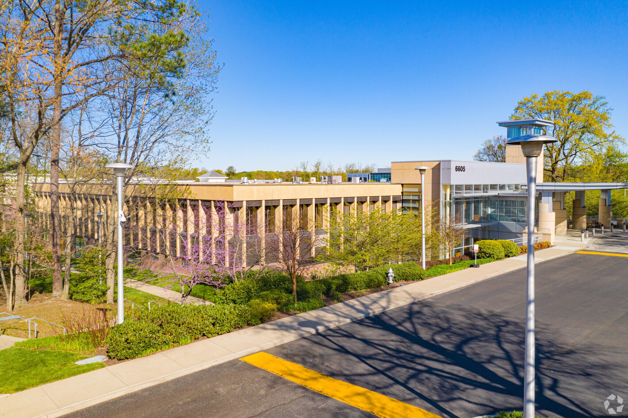 6605 W Broad St, Richmond, VA à louer Photo de l’immeuble– Image 1 sur 2