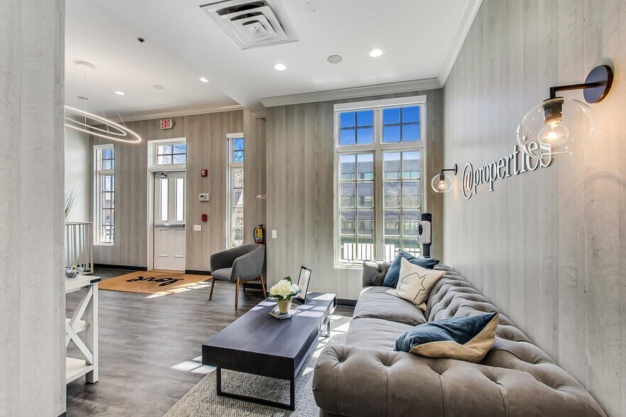 324 W Touhy Ave, Park Ridge, IL à louer - Photo de l’immeuble – Image 2 sur 46