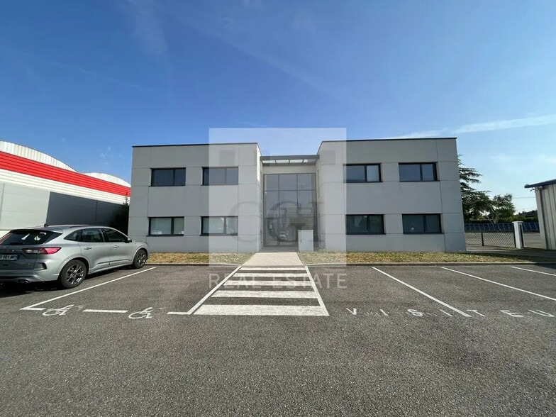 142 Route D'Heyrieux, Saint-Priest à louer - Photo de l’immeuble – Image 1 sur 10