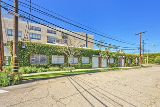 2201 S Carmelina Ave, Los Angeles, CA à louer Photo de l’immeuble– Image 1 sur 8