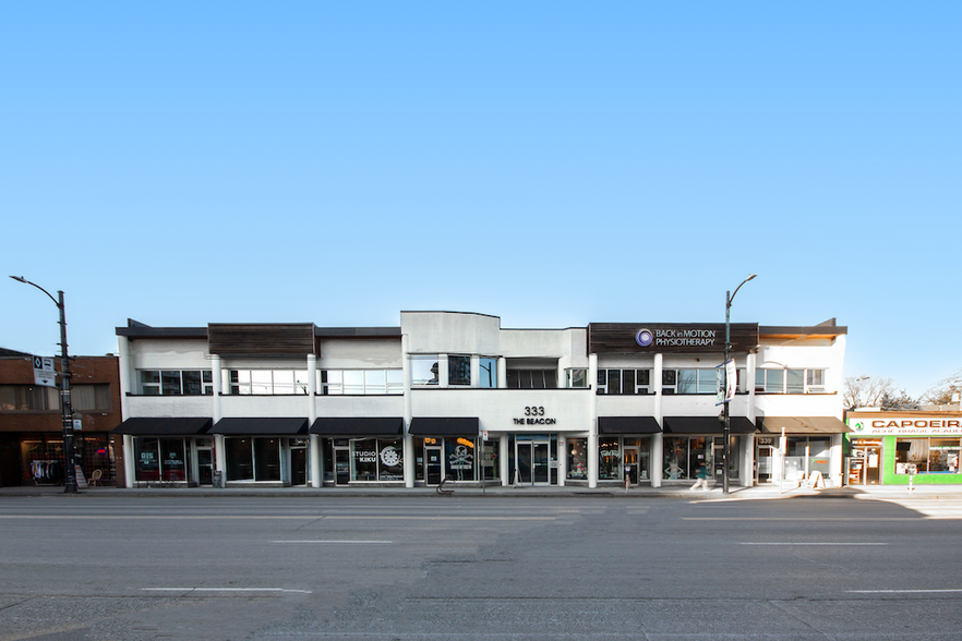 325-339 E Broadway, Vancouver, BC à louer - Photo de l’immeuble – Image 3 sur 4