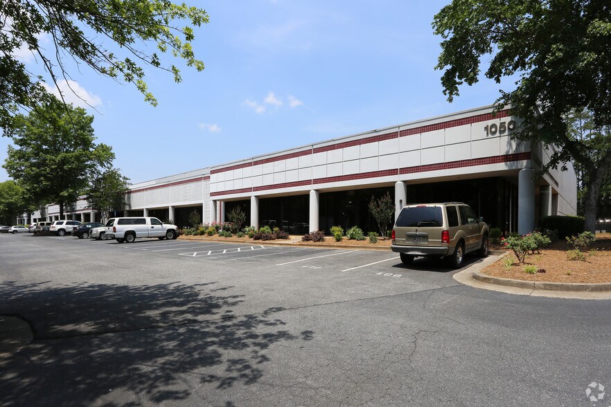 1050 Northfield Ct, Roswell, GA à louer - Photo de l’immeuble – Image 2 sur 3