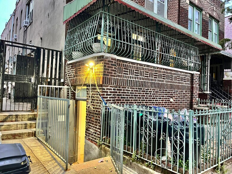 857 Montgomery St, Brooklyn, NY à louer - Photo de l’immeuble – Image 2 sur 16