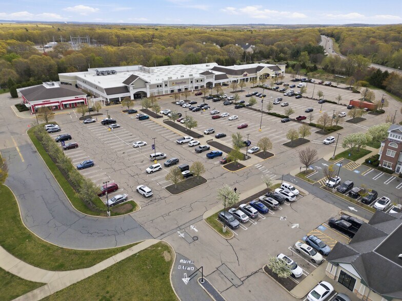 1260 Ten Rod Rd, North Kingstown, RI à louer - Photo de l’immeuble – Image 3 sur 15