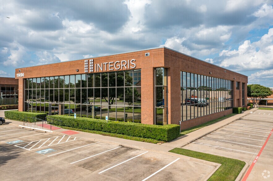 11498 Luna Rd, Farmers Branch, TX à louer - Photo principale – Image 2 sur 42