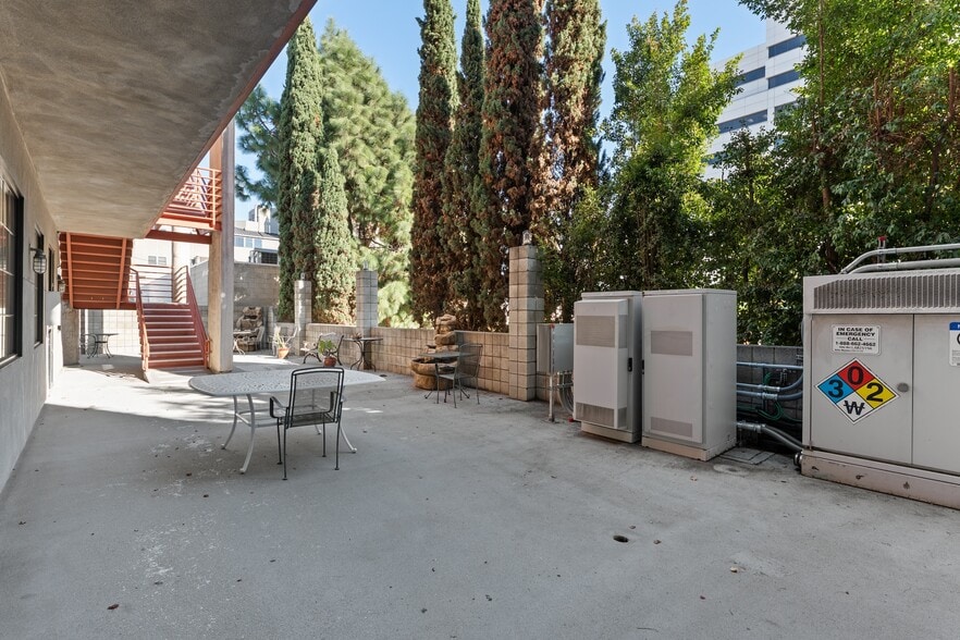 2140 Cotner Ave, Los Angeles, CA à vendre - Photo de l’immeuble – Image 3 sur 14