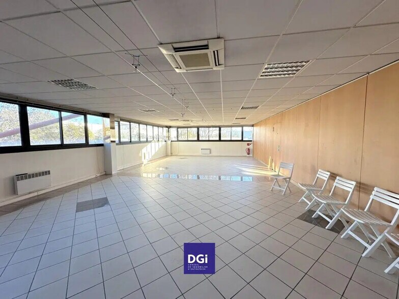 Bureau dans Nîmes à louer - Photo de l’immeuble – Image 2 sur 6