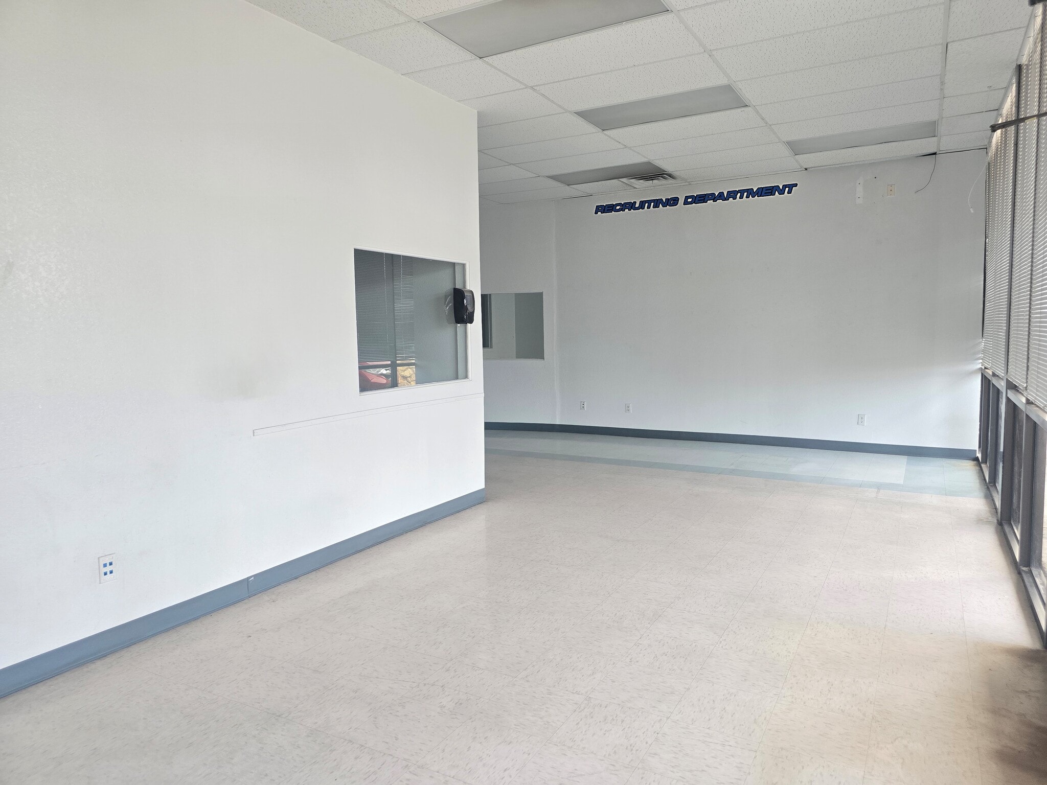 1155 N Zaragosa Rd, El Paso, TX à louer Photo intérieure– Image 1 sur 14