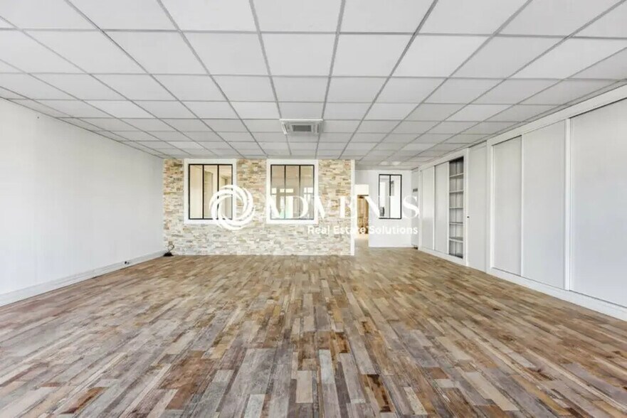 Local commercial dans Torcy à louer - Photo intérieure – Image 2 sur 6