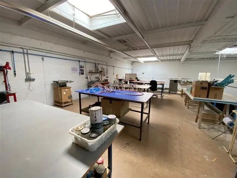 Local d'activités dans Saint-Thibault-des-Vignes à vendre - Photo de l’immeuble – Image 2 sur 12