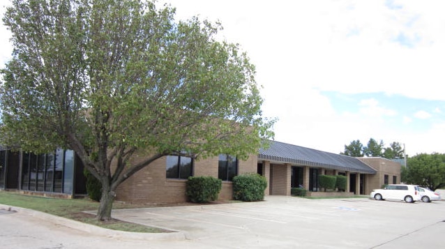 11102 N Stratford Dr, Oklahoma City, OK à louer Photo de l’immeuble– Image 1 sur 8