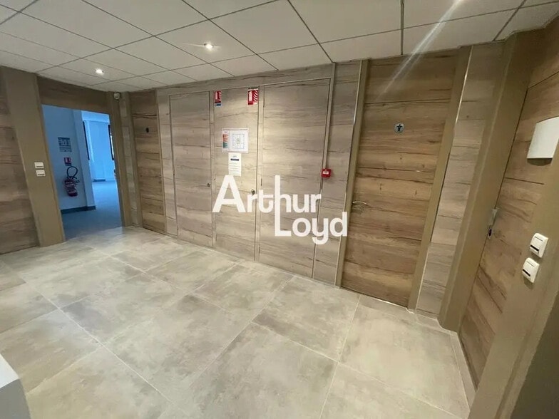 Bureau dans Valbonne à louer - Hall d’entrée – Image 2 sur 17