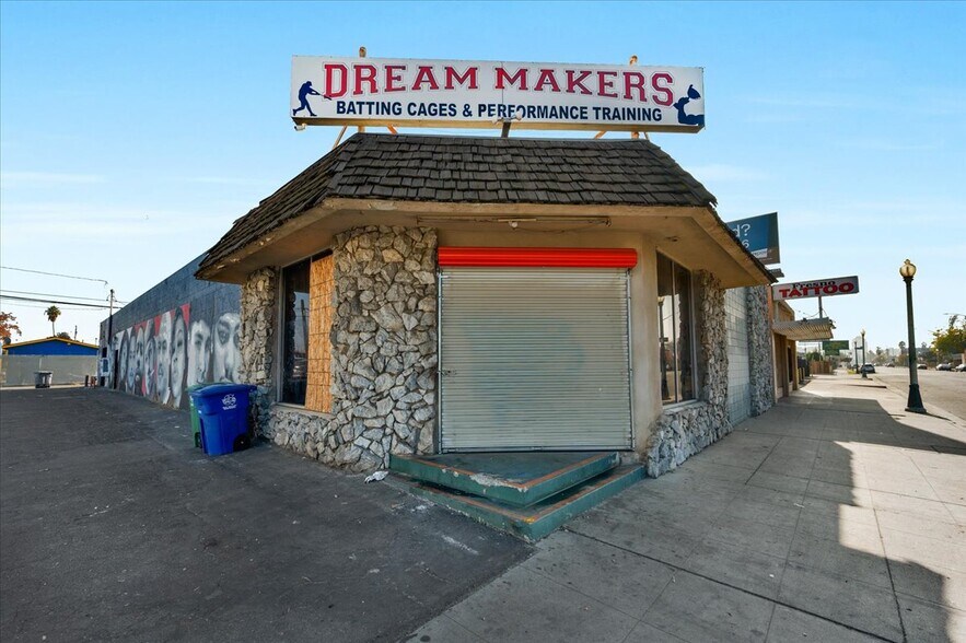 426 N Blackstone Ave, Fresno, CA à vendre - Photo de l’immeuble – Image 2 sur 12
