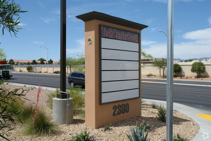 2380 N Buffalo Dr, Las Vegas, NV à louer - Photo de l’immeuble – Image 3 sur 3