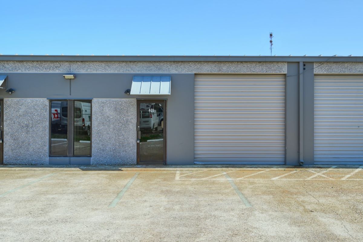 1300 S Frazier St, Conroe, TX à louer Photo de l’immeuble– Image 1 sur 16