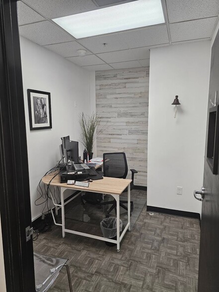 1661 N Raymond Ave, Anaheim, CA à louer - Photo intérieure – Image 2 sur 23