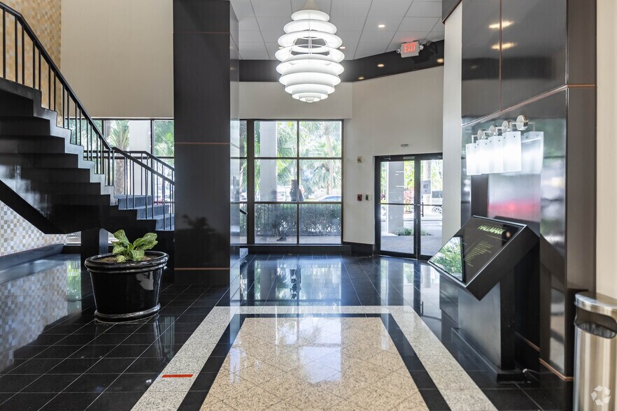 3800 S Ocean Dr, Hollywood, FL à vendre - Hall d’entrée – Image 2 sur 19