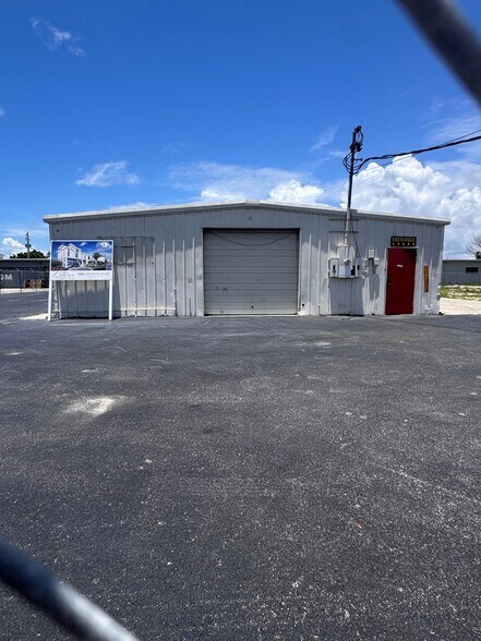 1875 Seward Ave, Naples, FL à louer - Photo de l’immeuble – Image 2 sur 6