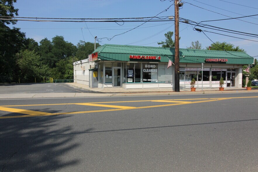 429 Ryders Ln, East Brunswick, NJ à vendre - Photo principale – Image 1 sur 12