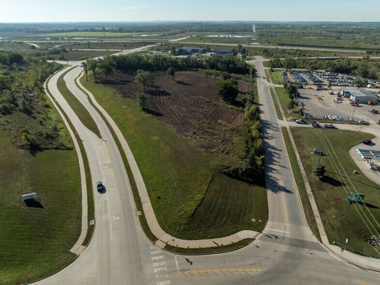 2900 Haskell Lane, Lawrence, KS à vendre - Photo principale – Image 2 sur 36