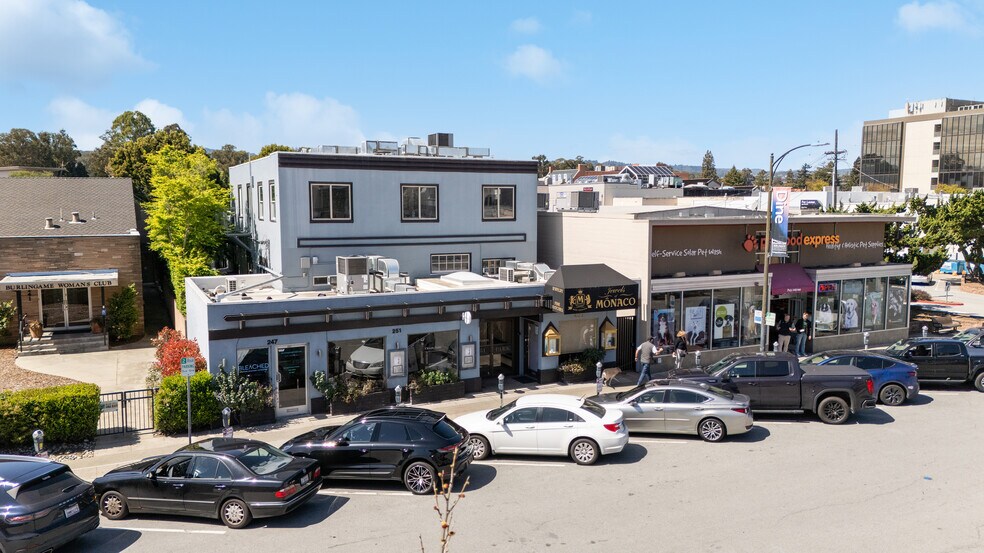 251 Park Rd, Burlingame, CA à vendre - Photo de l’immeuble – Image 2 sur 18