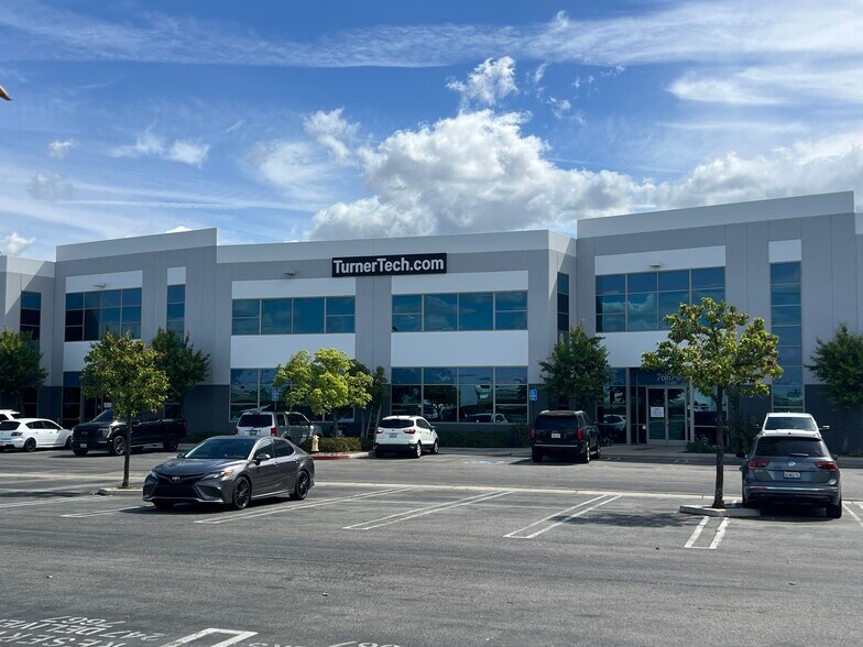 7663 N San Fernando Rd, Burbank, CA à louer - Photo principale – Image 1 sur 20