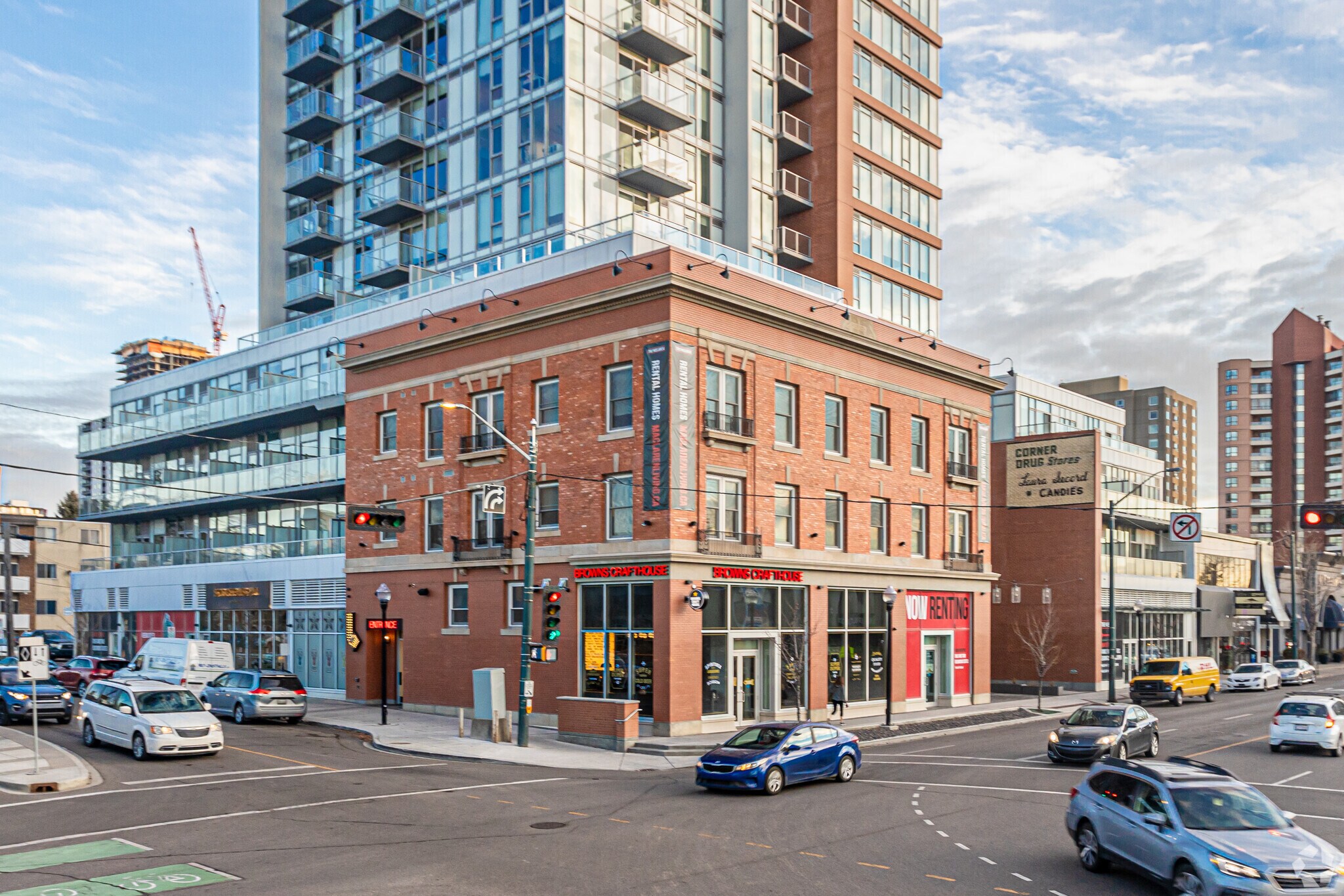 10141 124th St NW, Edmonton, AB à louer Photo principale– Image 1 sur 8