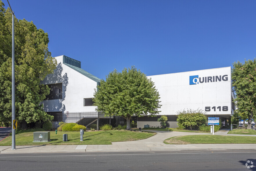 5118 E Clinton Way, Fresno, CA à louer - Photo de l’immeuble – Image 3 sur 5