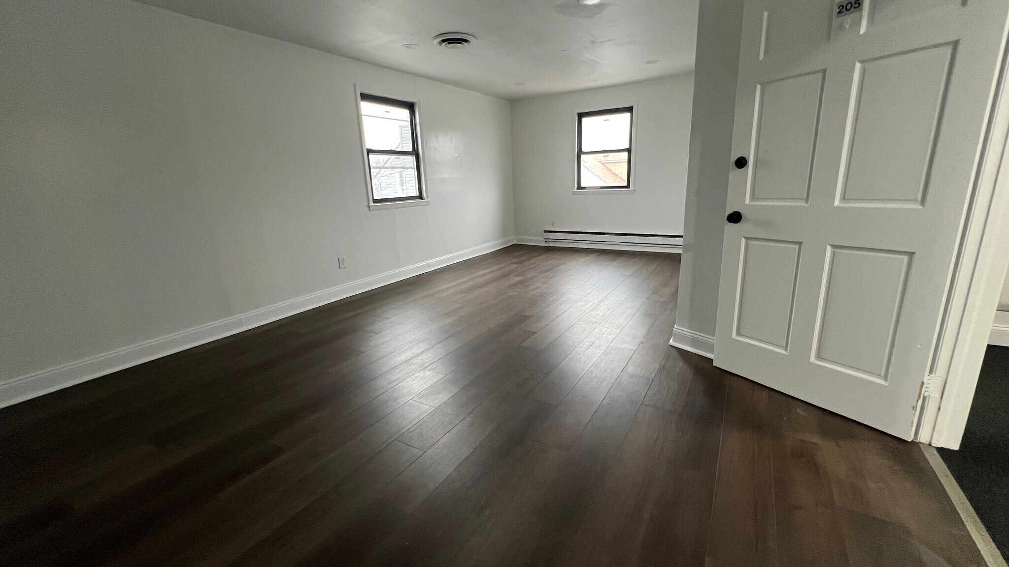 475 W Merrick Rd, Valley Stream, NY à louer Photo de l’immeuble– Image 1 sur 2