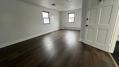 475 W Merrick Rd, Valley Stream, NY à louer Photo de l’immeuble– Image 1 sur 2